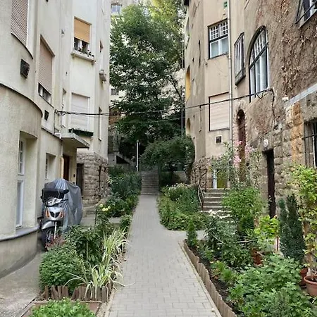 Tiny Private In Central Buda. * Budapešť